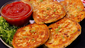 New Palak Paneer Paratha😍😍 . . Ingredients List: 🍕🍣 सामग्री * Spinach पालक - 1 Bunch * Wheat flour गेहू का आटा - 2 cup * Salt नमक - 1 tsp * Oil तेल - 1 tsp * Paneer पनीर - 200 gm * Choppedn Onion बारीक़ कटा प्याज़ - 1 * Chopped Green Chili कटी हुई हरी मिर्च - 2 to 3 * Salt नमक - 1 tsp * Chaat Masala चाट मसाला - 1 tsp * Garam Masala गरम मसाला - 1/4 tsp * Cumin Powder जीरा पाउडर * Mozzarella Cheese मोजेरिला चीज - 1/2 cup * Chopped Coriander बारीक़ कटा हरा धनिया * Wheat flour गेहू का आटा - 4 tsp *