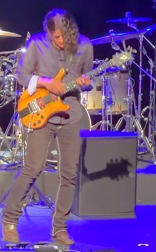 Stanley Jordan’s Guitar Version of “Somewhere Over The Rainbow” Is Unreal 🎸