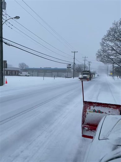 ⭐ Waynesboro Winter Response Series ⭐ ✅ POST B “Where Crews Are Working” ❄️🚜 Snow Removal Update — Conditions Changing 🚜❄️ As of 5:15 a.m., Waynesboro had received about 2.5 inches of snow, and crews were actively plowing primary roads curb to curb as part of Stage 3 operations. As of 10:15 a.m., conditions have shifted to freezing rain, with temperatures around 11°F, making travel more hazardous and causing primary roads to become partially open as ice develops. Our Public Works crews remain 