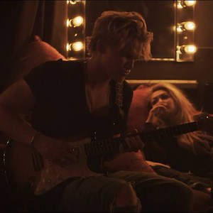 Cody Simpson lance le vidéoclip de sa nouvelle chanson Flower avec Gigi Hadid - Hollywoodpq.com