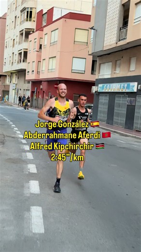 🔥 El momento que decidió el podio. Kilómetro 9 de la 10K Nocturna de Santa Pola. Delante iba Alfred Kipchirchir, que durante gran parte de la carrera había ocupado las posiciones de podio tras seguir la estela de Victor Kipruto. Pero por detrás venían dos corredores con mucho ritmo todavía en las piernas. 🇲🇦 Abderrahmane Aferdi 🇪🇸 Jorge González Rodando a ritmos cercanos a 2:45/km, ambos comenzaron a acercarse poco a poco al atleta keniano hasta que llegó el momento decisivo. El ataque. Pri