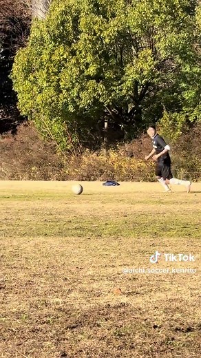 シャビ・アロンソのキック技術を分析