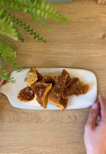 ⁨\t🍯 قرص العسل المقرمش (Honeycomb) المكونات: 1 كوب سكر (200 غ) 2 ملعقة كبيرة عسل (40 غ) 2 ملعقة كبيرة ماء (30 مل) 1 ملعقة صغيرة بيكربونات الصوديوم (5 غ) الطريقة: في قدر على نار متوسطة، نحط السكر العسل الماء بدون تحريك كتير. نترك الخليط يغلي لحد ما يصير لونه ذهبي كراميلي. نطفي النار فوراً. نضيف بيكربونات الصوديوم ونحرك بسرعة — رح يفور ويتضاعف حجمه. نصبّه فوراً في صينية عليها ورق زبدة بدون ما نساويه. نتركه يبرد تماماً (30–45 دقيقة). نكسره ونستمتع 😍 🍯 Homemade Honeycomb Candy Ingredients: 1 cup 