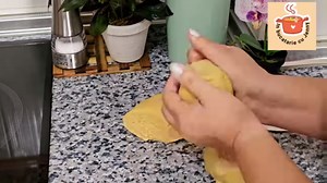 Cele mai bune Foi fragede pentru prajituri. Reteta este foarte usoara, merita incercata. Ingrediente: 600 g faina sau 3 cani 2 oua 100 ml suc de portocala sau 10 linguri (poate fi suc proaspat sau la sticla) 2 linguri zeama de lamaie 110 ml ulei sau 15 linguri 6 linguri de zahar sau 120 g coaja rasa de lamaie si portocala un praf de sare o lingurita esenta de vanilie o lingurita cu varf de praf de copt sau 7 g | In bucatarie cu Jenny