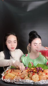 Mọi người hay thắc mắc mâm mukbang của Vi lúc nào cũng ê hề. Vi làm mukbang nhưng cũng muốn các bạn nhân viên cũng thưởng thức cùng nhiều món ng*on l*ạ nè ☺️ | HỒ THỊ VI