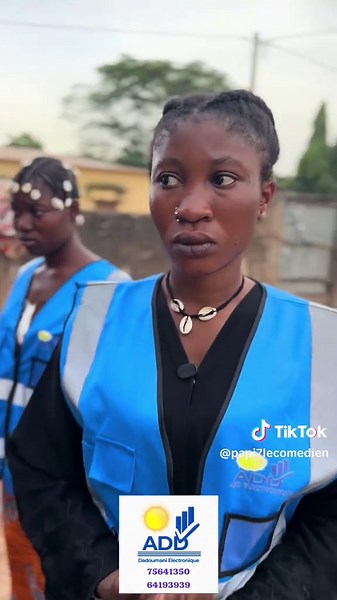 Papi et Mami : Moments Drôles en Mode Panneau