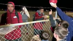 Excited crowd at Drake Field to welcome the 11-1 Hogs home after beating Indiana on Sunday. | PigTrail Nation