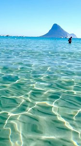Porto Taverna spiaggia suggestiva con vista sull’Isola di Tavolara #tavolara #isola #sardegna | Sardegnatoujours