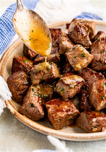 These juicy garlic butter steak bites are perfectly seasoned, ridiculously tender, and so easy to whip up in no time at all. It’s a simple skillet recipe that feels like an impressive steakhouse meal. Full recipe is on the website 🩷