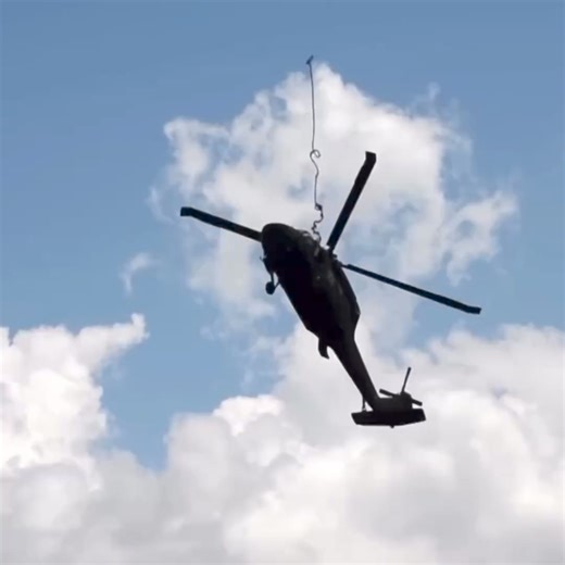 424K views · 1.7K reactions | 美國陸軍利用報廢除役的 UH-60「黑鷹」（Black Hawk）通用直升機進行抗墜測試。可見其乘員艙結構被上方動力艙的重量完全壓垮！ | 世界尖端武器觀測站 | Facebook