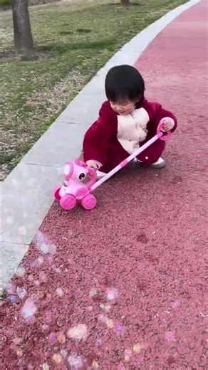 Dad's Bubble Fun: Baby's First Bubble Machine Adventure