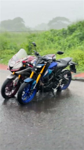Mt15 v2 vs r15 v3 rainy ride