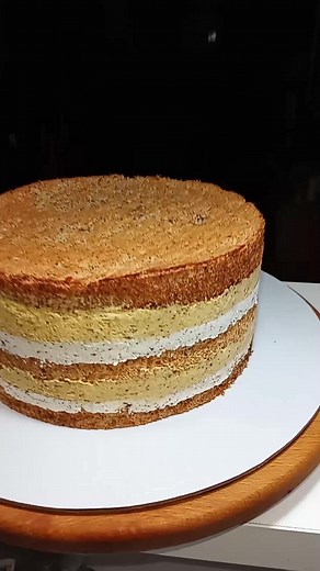 Beli Egipat 🤍 Ova torta je po mom ukusu!Malo sam korigovala recept,dodala,oduzela ...jednostavno nije kao ostale. Recept: 15 belanaca 15 kasika secera 15 kasika seckanih lesnika 3 kasike gustina 3 kasike prezle Fil I: 800 ml mleka 15 zumanaca 13 kasika secera 9 kasika gustina 100 gr maslaca ili margarina 200 gr bele cokolade 100 gr umucenog slaga 100 gr mlevene plazme Fil II: 300 ml slatke pavlake 4 kasike secera u prahu 200 ml kisele pavlake 150 gr seckanih lesnika Kore:bice vam potrebno ukupn