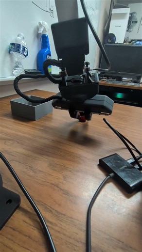 Robot arm learns how to move cube with AI.