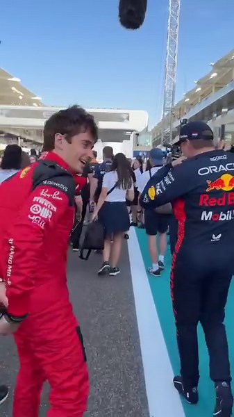 Sticker de Red Bull sobre Ferrari, sticker de Ferrari sobre Red Bull, buen ambiente en el último GP del año. 😅 🏎 Vía Scuderia Ferrari/X | ESPN Deportes