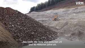 Von Mengerskirchen hinaus in die weite Welt: der Westerwälder Ton ist so gut, dass es bis nach China exportiert wird. Seit zehn Jahren wird in der Grube Wimpsfeld 3 abgebaut. Wir haben uns dort mal umgesehen. Mehr zu unserem Besuch lest ihr hier: https://www.mittelhessen.de/lokales/limburg-weilburg/mengerskirchen/einblicke-in-den-westerwalder-tonabbau_22141623 | mittelhessen.de