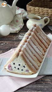 Pas de moule pour votre bûche de Noël ? Aucun souci ! Cette bûche se monte facilement à la main avec des boudoirs, une crème mascarpone légère et une généreuse garniture de framboises et myrtilles 🎅 🍽️ Ingrédients (pour 8 personnes) • 30 boudoirs (ou biscuits cuiller) • 30 cl de crème liquide (30% MG, froide) • 250 g de mascarpone (froid) • 30 g de sucre glace • 1 c. à café d’extrait de vanille • 250 g de framboises (~20) • 250 g de myrtilles (~60) • 10 cl de lait 🧑‍🍳 Préparation (20 min 6 h