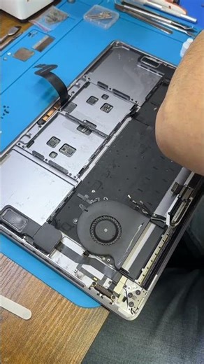 MacBook Pro Service — Battery Replacement 🔋 #Shorts #macbook #apple #tech #service #laptop #fix #...