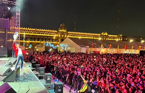 Lagunero Pablo Montero se presenta en el Zócalo capitalino ante 40 mil personas