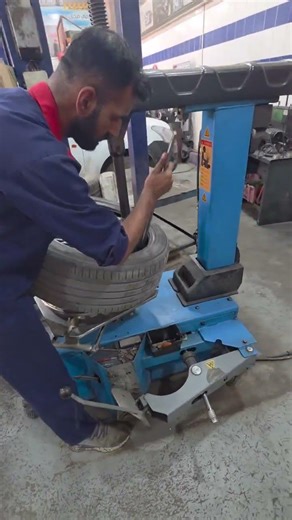 auto technician 🇺🇲 Mazda c30 wheel 🛞 balance 🛞 balance 🛞 😑