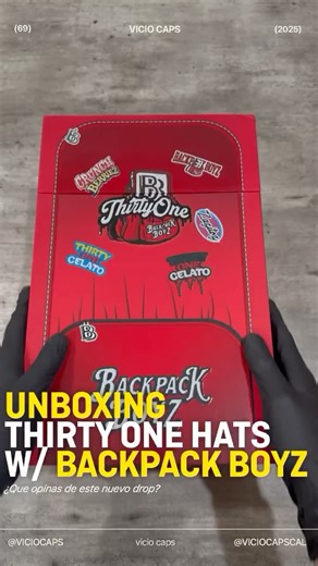 Vicio Caps on Instagram: "UNBOXING “Thirty One Hats x Backpack Boyz” 🎒🔥 DISPONIBLE EL 26 DE JULIO ‼️‼️ Incluye modelos como: Backpack Boyz, La Mochila, Thirty One Gelato y más, todos con bordados premium y detalles exclusivos. Como ya es costumbre con la marca incluye sus accesorios de alta calidad: Caja personalizada, Llavero, Pack de stickers, pines metálicos, llavero metálico, cubrepolvos ¿Cuál de estos diseños te llevarías? 👀 H/t: @thirtyonehats @officialbackpackboyz @_compa_p #viciocaps 
