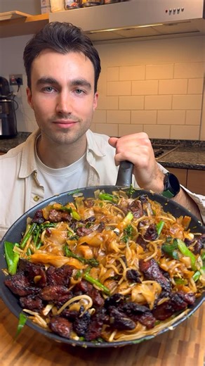 Vinnie Cesnik on Instagram: "Revisiting Beef ho fun ❤️ My favourite viral recipe ever. For the beef: * 400-500g skirt/flank beef steak, trimmed * 1 tsp light soy sauce * 1 tsp dark soy sauce * 1 teaspoon cornstarch * 1 tsp bicarb soda * 1 tsp sugar * 1 Tbsp high-fry oil For the stir fry: * 2 Tbsp high-fry oil * 200g beansprouts * 1 bunch spring onions, chopped roughly * 3 cloves garlic, chopped * (Optional) 1 bunch tender-stem Broccoli (broccolini) Then: * 400-500g flat rice noodles For the sauc