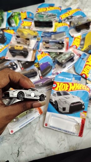 Hot Wheels Dodge Van vs Nissan 35GT #diecastcars #hotwheels #hotwheelsmainline #scalemodel #diecast