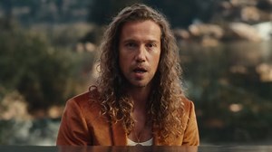 Julien Doré va vous serrer le coeur avec cette reprise d'un tube culte de Mylène Farmer