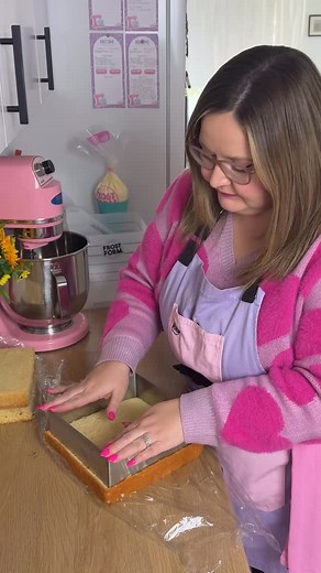 108K views · 40K reactions | Here’s a great tip for you- if you’re making a large cake with your Frost Form OR flipping the cake is too difficult, place a thin cake board under your cake before you stack it! (Make sure it’s smaller than the cake) This way you can transfer the cake without needing to flip it! 珞 This is especially handy with larger cakes! Order Frost Form worldwide on www.frostform.com 勺 | Frost Form | Facebook