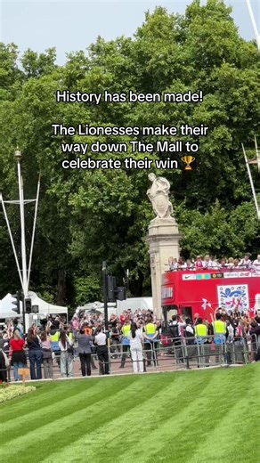 HISTORY MADE🎉🙌 The Lionesses make their way down The Mall to celebrate their #WEURO2025 win outside Buckingham Palace⚽️🏆 #LondonMakesItPossible #VisitLondon #lionesses #lionessesfootball #england #buckinghampalace #euro2025 #themall #europeanchampionships | Visit London