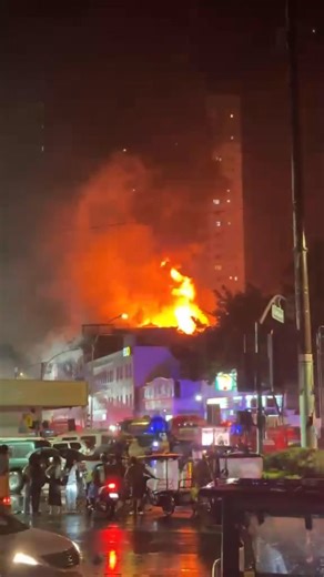 ICYMI: SUNOG SA MAY C.M. RECTO A fire broke out at the Imperial Hotel on C.M. Recto Avenue in Davao City on Wednesday evening, September 17, 2025. 🎥 Justin Marie #AllYouNeedToKnow | SunStar Davao