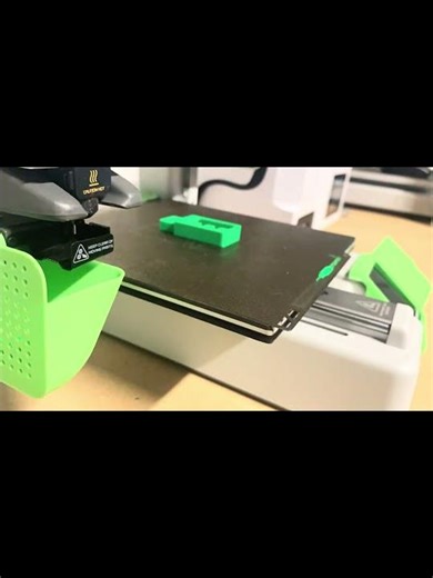 Let’s make our finger clicker fidget in a Christmas green. #bambulab #a1mini #3dprinting #christmas
