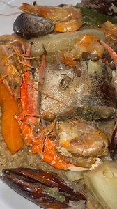 Recette de mbakhale fruit de mer pour le roossi, comme dab j’ai utilisé des oignons et du piment vert. Donc après j’ai mis un morceau de yett Pour les légumes j’ai mis de la carotte, du chou, du manioc, de l’aubergine. Pour les fruits de mer, j’ai mis des crevettes,des pinces de crabe et des moules. | FatouShe Diaw