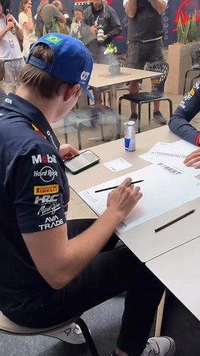 Sebastian Vettel, 👑 Tetracampeão mundial e professor de arte ➡️ Max Verstappen 👀 #RedBullRacingBrasil #TeamBulls #MaxVestappen #F1 #RedBullRacing #BrazilGP | Red Bull Racing Brasil