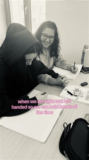 Amigas Diestra y Zurda: La Frase Perfecta para Darse la Mano Siempre