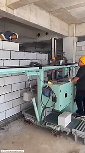 Machine pour l'élévation automatique des murs 🧱🧱 Que pensez-vous de cette innovation technologique ? #innovation #technology #geniecivil | Ingénieur Fabrice Yakam