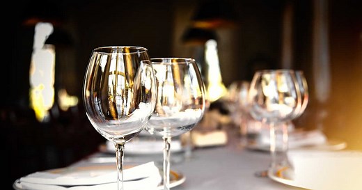 Où poser les verres à table ? Tout savoir sur leur disposition selon les bonnes manières