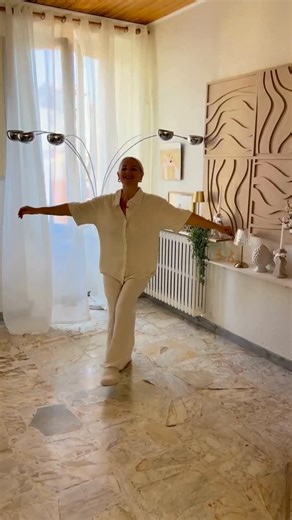 Beliani Schweiz on Instagram: "Ein chliinäs Makeover, perfekt für diin Valentins-Interior-Traum. ✨ Und äs Sofa, wo all dini Liebste Platz händ, wil das isch es Dähei am Ändä würkli. Wer ghört uf diis Sofa? Zeig eus diiä Lieblings-Chill-Moment! #LiebeDeinZuhause #SofaLiebe #SchweizerHeim #DäheiIschAmSchönst #Sofas #Textiles https://www.beliani.ch/search/OSLO+HESPERIS+EUFAULA+ESTELLA+ Ecksofa 5-Sitzer OSLO Bouclé Weiss mit Ottomane rechtsseitig Dekokissen 2er Set HESPERIS Bouclé Hellbraun Ohne Mus