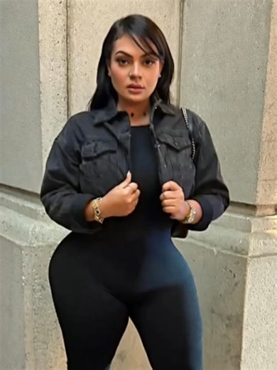 Discover Christiana Titan: Glamour Model & Influencer