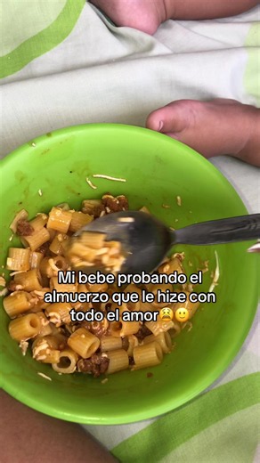 Mi bebé probando el almuerzo que le hice