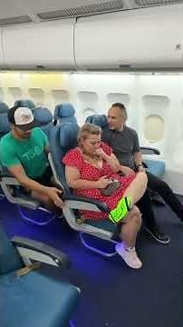 The flight attendant saw the situation and was a hero!🫠😨👏🏻