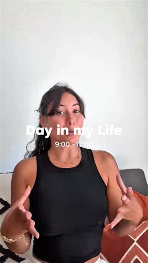 Célia Carron | Créatrice de contenu UGC & CM 🌺 on Instagram: "Day in my life en tant que créatrice UGC & community manager en freelance à La Réunion 🇷🇪 Entre création de contenus, gestion de communautés, appels clients et tournages, mes journées ne se ressemblent jamais ! 👉 Voici donc un aperçu de mon quotidien. Pour les marque, si vous recherchez une créatrice UGC ou une CM pour du contenu authentique, stratégique et engageant, contactez-moi : 💌 contact.celiacarron@gmail.com #dayinmylife #