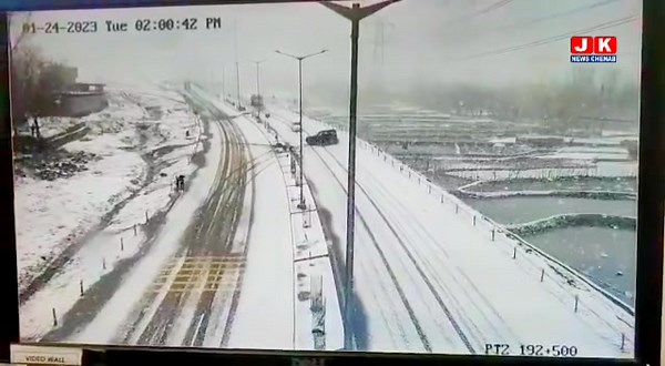 A fast-driving Scorpio-make vehicle had a providential escaper after it turned turtle on Expressway near Truck Parking, Banihal. 3 injured shifted to hospital, stable. Pl drive with caution amidst rains & snow | JK News Chenab