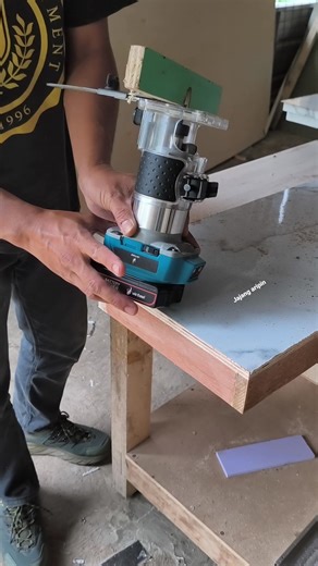 Trim HPL edges using a cordless router #woodworking #carpenter #woodworkingtool #tukangkayukreatip #woodworkingideas | Jajang Aripin