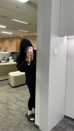 POV: Book "Trạm Tỷ" về FPT IS chụp như Idol và cái kết 🥲 --------------- 🌐 Follow us on our social media to keep updated! 👉 Website: careers.fptis.com 👉 LinkedIn: https://lnkd.in/evn6V27a 👉 Facebook: facebook.com/fptiscareer/ 👉 TikTok: tiktok.com/@fptiscareers 👉 Threads: threads.com/@lifeatfptis 📩 Email us: Fiscareers@fpt.com | FPT IS Careers