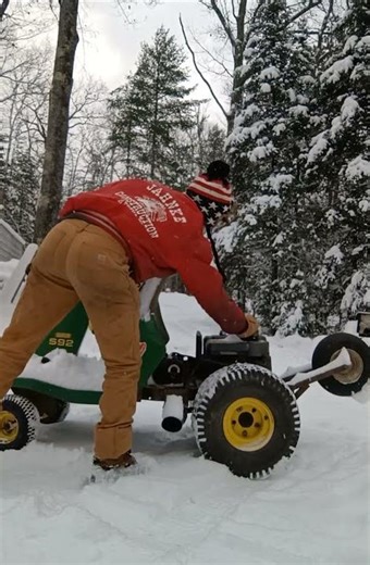 Straight Piped Briggs and Stratton FlatHead Cold Start Up