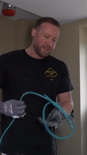 MalermeisterAndy | Profi-Tipps & Fachwissen on Instagram: "Boden nivellieren mit HS10 = Wasser anmischen (5,5 l, lieber einmal mehr checken), Ränder sauber freikratzen, keine Klumpen riskieren und dann heißt es: durchziehen. Danach noch alles nachbereiten und ab in die Halle – langer Freitag, aber dann ist Wochenende. 🔥 👉 Team Freitag durchziehen oder lieber früher Feierabend? #bodennivellieren #freitagnachmittag #baustellenalltag #handwerkerehrlich #schönox nivelliermasse workflow innenausbau