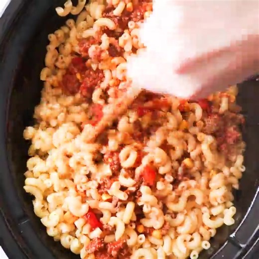 🌟 Whip up some nostalgia with this fabulous Crock-Pot American Beef Goulash recipe! It's a budget-friendly, super easy, and oh-so-delicious dish that will remind you of the cozy comfort food from your childhood! 🍲❤️ Find the link to the recipe in the first comment below 👇 | Crock-Pot Ladies