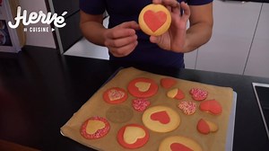 Une recette de COOKIES coeur bicolores drôlement sympa à refaire à la maison ! La recette sur mon blog : https://www.hervecuisine.com/recette/recette-cookies-coeur-saint-valentin/ | HerveCuisine