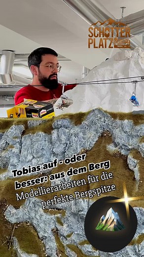 Tobias schaut aus dem Berg ⛰️ oder genauer gesagt: er ist mit höchster Konzentration dabei, die perfekte Bergspitze zu modellieren 😎 Wer sich davon überzeugen lassen möchte, kann dies am 17. oder 18. Mai 2025 an einem der nächsten Publikumstage tun 👁️ . . . #modellbau #modellbahn #modell #modellieren #berg #modellwelt #modelleisenbahn #modellarbeiten #brugg #aarau #aargau #wildegg #schotterplatz #schotterplatzwildegg | Schotterplatz